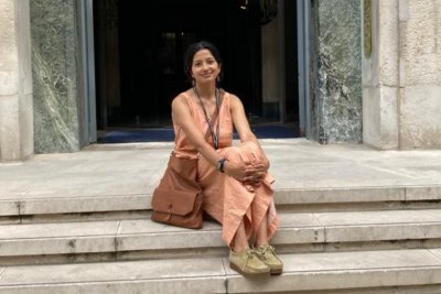 Bhuvana sits outside London School of Hygiene & Tropical Medicine. Credit: Bhuvaneshwari Gupta