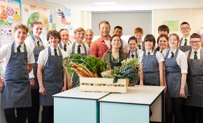 Jamie Oliver with Food Educator of the Year, Michelle Woodard and pupils at King Edmund School, Essex. Copyright: Rich Clatworthy | Jamie Oliver Group