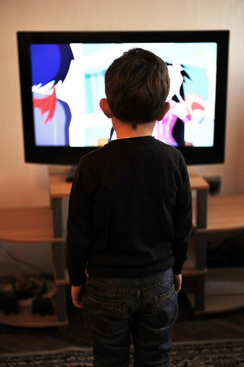 Child watching tv. Photo credit mojzagrebinfo at pixabay